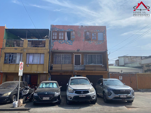 Se Vende Casa Hostal De 3 Pisos Con 2 Locales Sector Centro