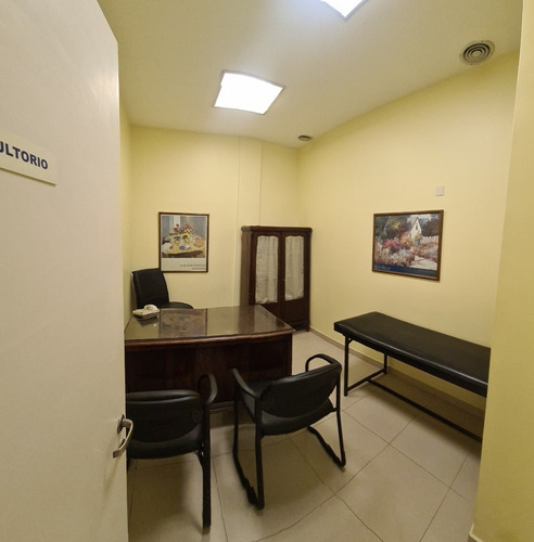 Junín Al 1000 Y Av. Santa Fe. Planta Baja Al Frente A La Calle Superficie Total 177 M2, Cubierta 148 M2. 6 Consultorios. 2 Baños. 1 Toilette. Patio. Laboratorio. Office. Impecable. Apto Crédito