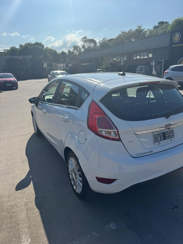 Ford Fiesta Kinetic Titanium Año (2015) Km 94000 Exelente