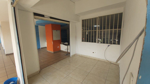 Arriendo Local, Oficina o Consultorio Cerca De La Udea, Medellín