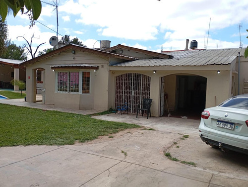 Casa En Venta - 4 Dormitorios 3 Baños - 9 De Abril