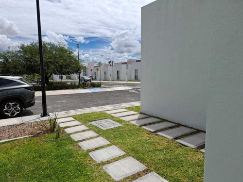 Casa En Venta De Una Planta En Zona Desarrollo San Pablo, 2 Recámaras, 2 Baños