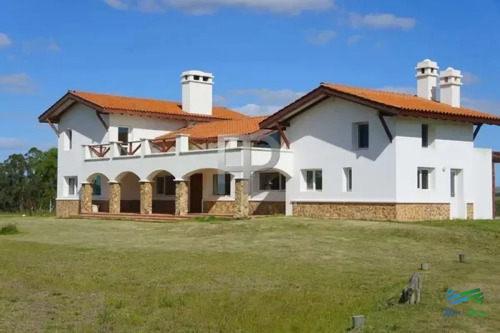 Excepcional Casa De Campo, Ideal Para Vivir Todo El Año, Costa De Arroyo Y A 30 Minutos De Punta