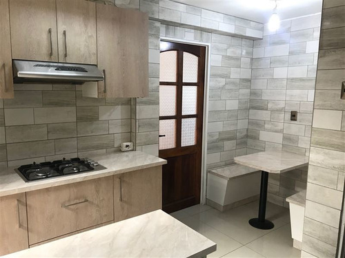 Casa En Venta De 5 Dorm. En Las Condes