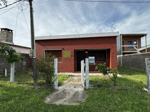 Casa En Venta, 2 Dormitorios, Apta Banco.