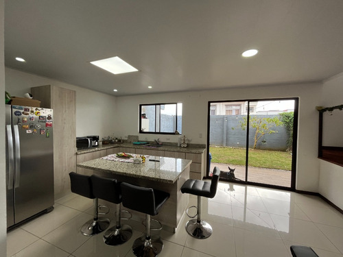 Vendo Casa En Condominio Hacienda El Coyol, Reciente Construcción Y Patio Muy Amplio