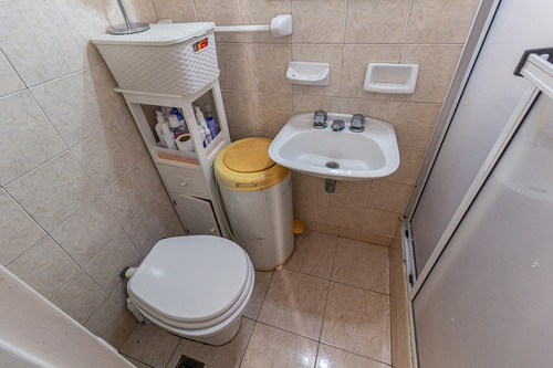 Venta. Tres Ambientes Con Dependencia. Barracas.