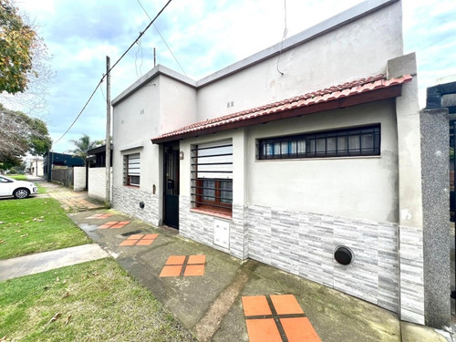 Casa Sobre Calle Dolores (barrio Colón - A Metros De La Laguna)