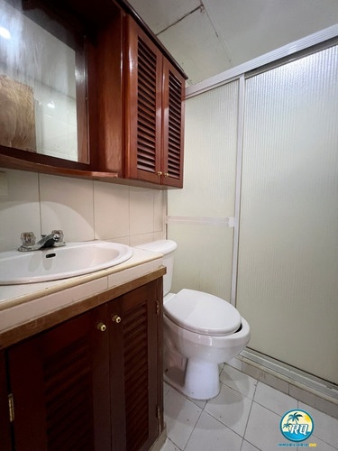 Res. Los Cayos- Cayo Mero, Amplio Apartamento Segundo Piso