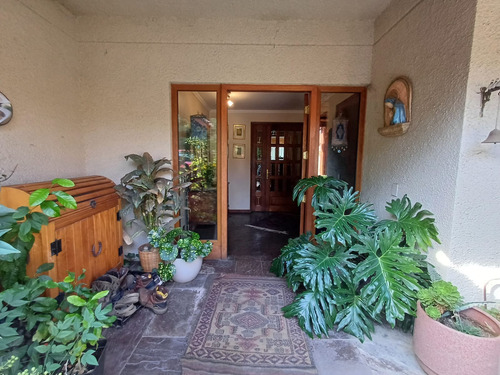 Estupenda Casa De 2 Pisos En Tranquilo Sector La Dehesa