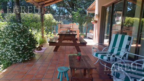 Casa En El Barrio Roble Joven
