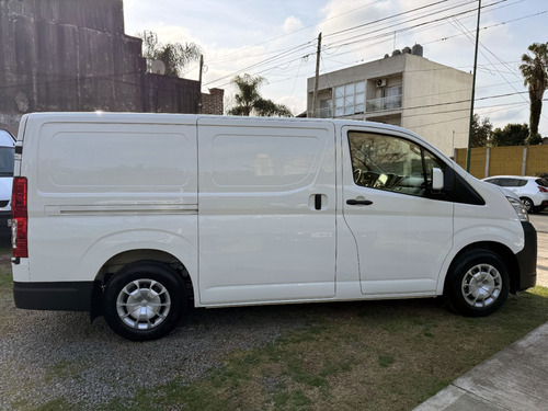 Toyota Hiace 2.8 Tdi Furgón 6at L1h1 3a 4p