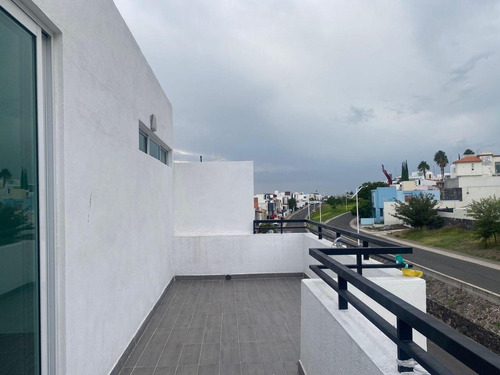 Casa En Venta A Pie De Calle En Residencial El Refugio, Querétaro
