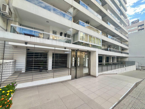 Venta - Departamento De Tres Dormitorios Con Balcón Y Cochera En Centro Río, Rosario