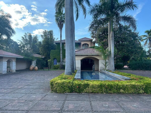 Residencia En Venta En Mérida, Col. Montecristo, Con Terreno De 6,500 M2