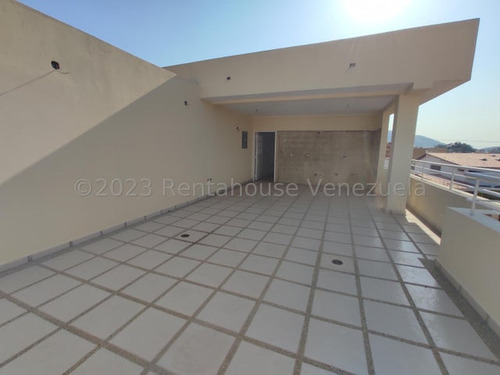 Townhouse En Obra Gris En Urb Andres Bello Maracay, Financiamiento Disponible. 23-18761 More