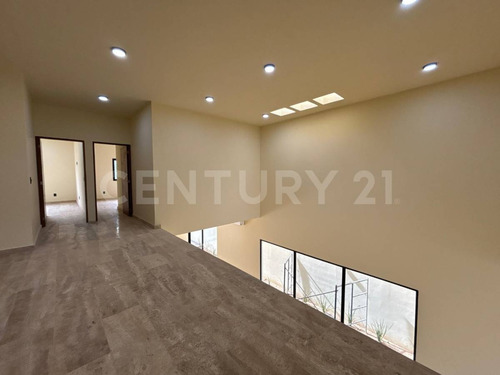 Residencia De Lujo En Vía Cumbres Con Amplios Espacios Y Exclusividad