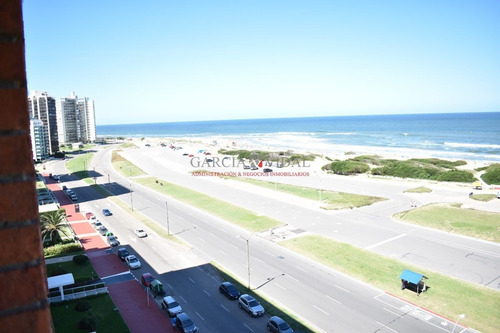 Imagen 3 de 17 de Venta De Apartamento 2 Dormitorios Frente Al Mar - Punta Del Este Brava