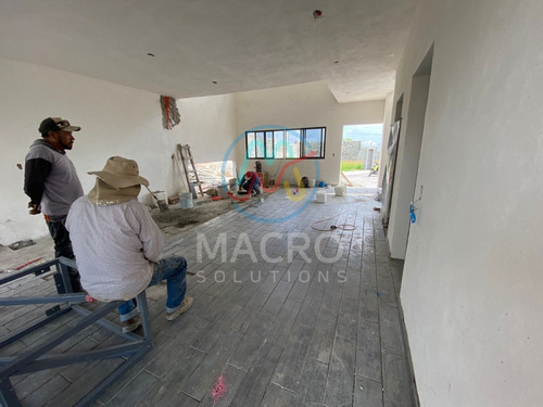 Casa En Preventa En Fracc. Tehuicil Con Escrituras, Con Amplio Jardín Y Alberca