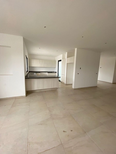 Imagen 3 de 18 de Hermosa Casa En Lomas De Juriquilla, 3 Recamaras, 2 En Pb, 3