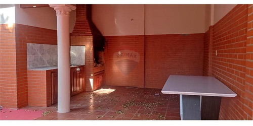 Vendo Casa En Pleno Centro De Encarnación: 6 Habitaciones Y 3 Baños.