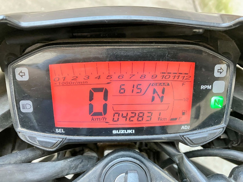 Imagen 2 de 12 de Suzuki Gixxer 150 Mas Dos Cascos Y Baul Shad 29
