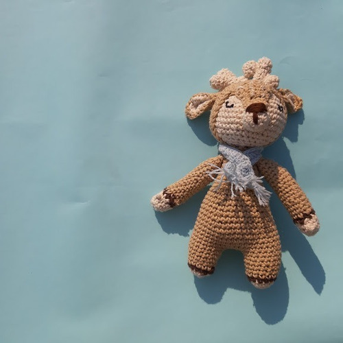 Imagen 2 de 3 de Ciervo Sonajero Amigurumi Tejido A Mano Crochet 20 Cm