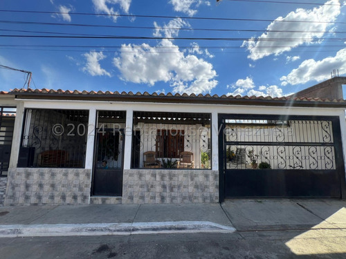 Raiza Suárez Vende Hermosa Casa Ubicada En La Parroquia El Cuji 2 4 1 9 8 7 5 Posee 4 Haitaciones, 2 Baños, 2 Puestos De Estacionamiento, Tanque Subterráneo De 2 Mil Litros, Seguridad Las 24 Hor
