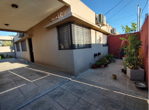 Casa En Venta De 3 Dormitorios Con Quincho, Parque Y  Parrilla En Planta Baja-m. Romero-