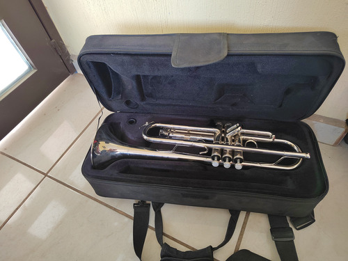 Trompeta Silvertone Plateado Con Estuche Sin Boquilla Plateado (Usado)