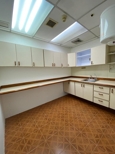 Oficina En Alquiler 127 M2- Urb. El Rosal