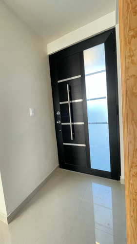 Casa Moderna Nueva En Venta, De Tres Niveles, En Hacienda Barbabosa, A 5 Min De C.u. Y De La Estación Del Tren, A 15 Min Del Centro De Toluca Y De Metepec