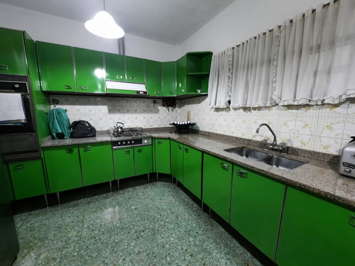 Ph Tipo Casa De 422 M². 4 Ambientes. Sobre Avenid.