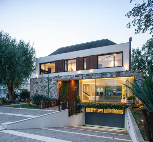 Imagen 2 de 18 de Espectacular Casa En Saint Thomas Este De Canning!!! Unica En La Zona!!!