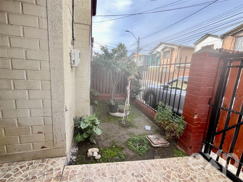 Casa En Venta De 2d, 1b Y Estacionamientos En Puente Alto