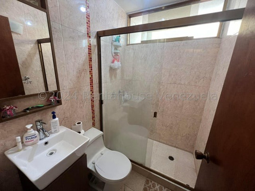 Estupendo Apartamento 24-24654 Ubicado En Una Bella Casa De 3 Pisos, Con Amplia Distribución En Las Palmas