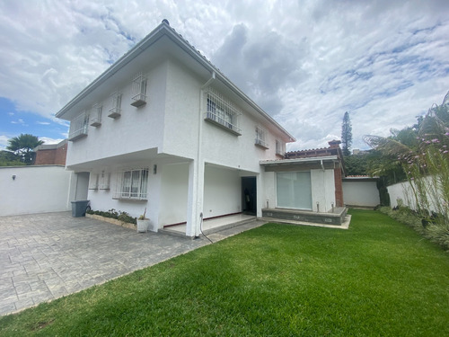 Casa Remodelada Para La Venta En Colinas De Bello Monte Calle Cerrada Amplios Espacios Integrados, Espectacular Cocina Ferrara Mls #24-19480 Vi