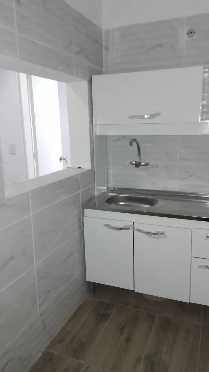 Muy Buen Apartamento De 2 Amplios Dormitorios, Remodelado A Nuevo .  A Pocas Cuadras Del Nuevo Centro Shopping, Próximo A L.a.de Herrera. Alquiler 17000, 800 Gastos Comunes. Anda, Cgn, Aseguradoras. · Foto 2