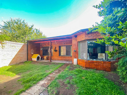 Casa De Tres Dormitorios En Venta En Capitan Bermudez Con Cochera Y Patio