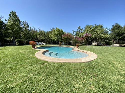 Casa En Venta De 5 Dorm. En Colina