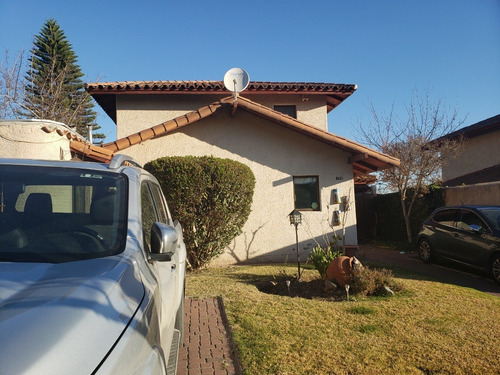Imagen 2 de 25 de Hermosa Casa En Condominio Cerrado Frente Colegio Pumahue.