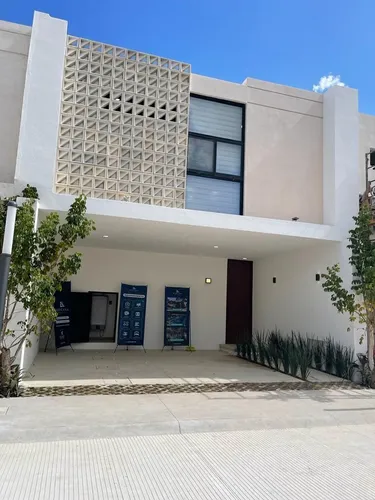 Casa De 3 Rec. En Privada Con Paneles Solares, Cerca De Altabrisa. Boreana