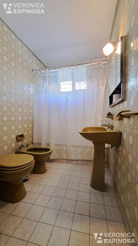 Casa En Venta En Villa Luzuriaga, 5 Ambientes