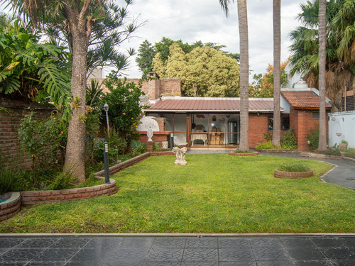 Espectacular Casa De 4 Ambientes Con Amplio Fondo Parque