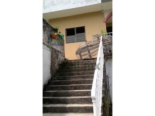 Casa En Venta, Papantla, Veracruz. Col. Manantiales, De 3 Niveles, En La  Planta Baja Cuenta Con Cochera Descubierta, Pozo Y Una Bodega, En El Primer  Piso Cuenta Con Una Estancia, Recibidor, Sala,