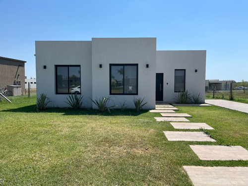 Venta Casa Tres Dormitorios Y Pileta En El Barrio Cerrado San Sebastian