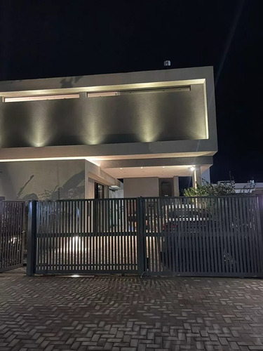 Moderna Casa En Dos Plantas En Barrio Semi Cerrado Canning Ezeiza