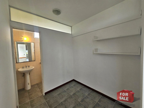 Extraordinario Piso De 3 Ambientes Con Dependencia, Cochera Y Balcón