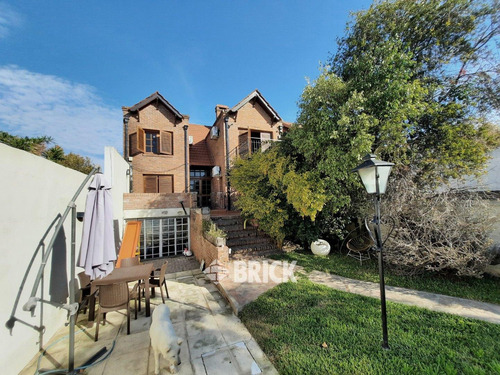 Casa Tipo Chalet En Lote De 432 M2 En Rodriguez Peña Al 900 - 3 Cocheras Piscina Quincho Parrilla