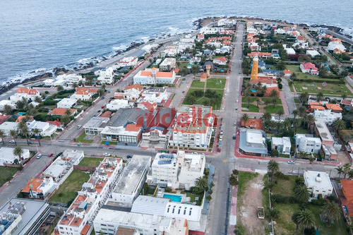 Venta De Apartamento 2 Dormitorios En Península, Punta Del Este